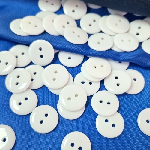 Пуговица P-002. 18 мм/2. белый глянцевый (уп. 12 шт)