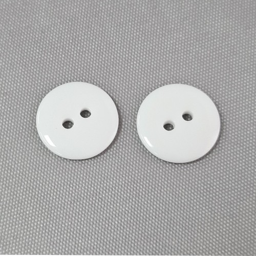 Пуговица P-002. 18 мм/2. белый глянцевый (уп. 12 шт)
